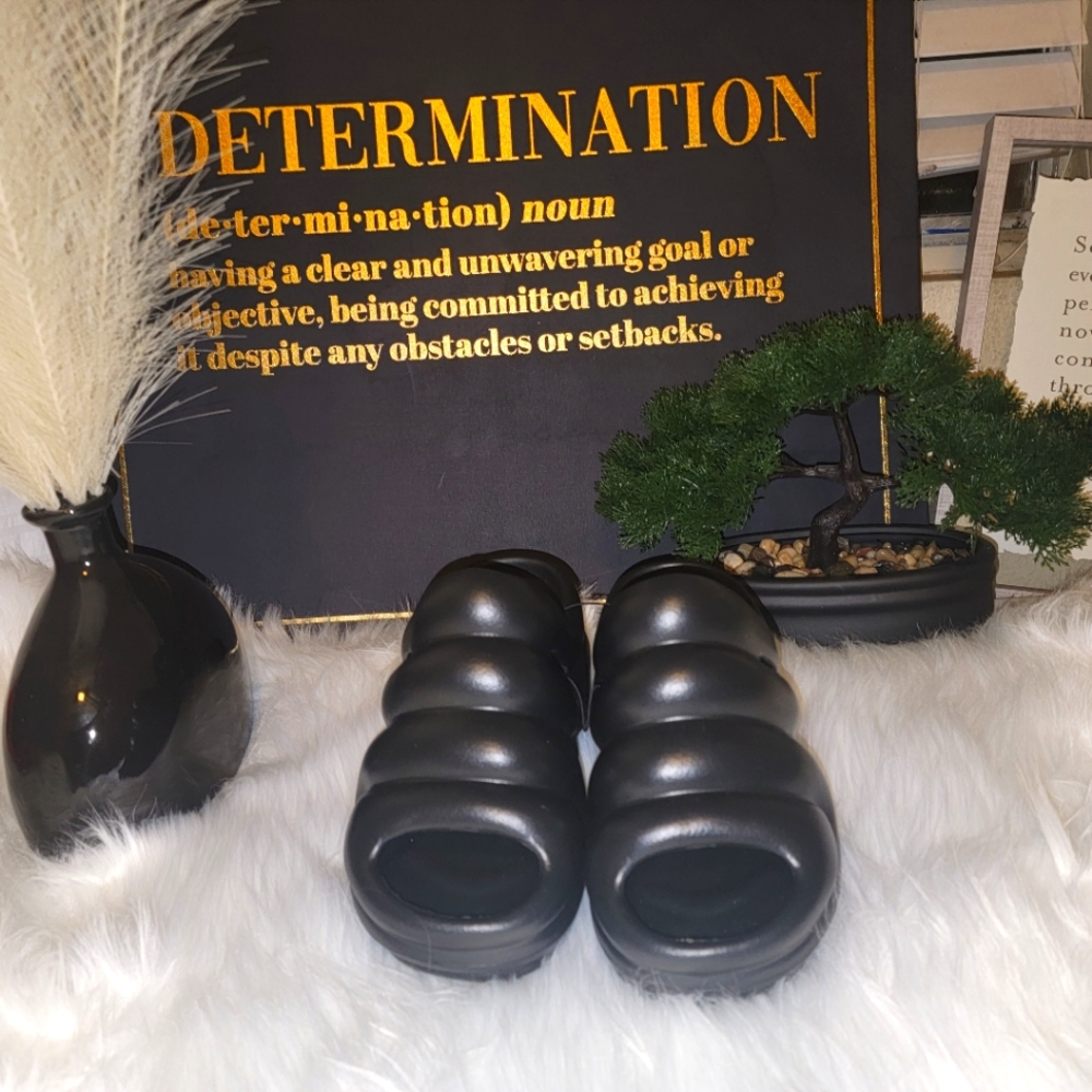 Fashion Nova slides, size small 5/6, black